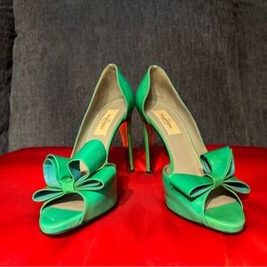 💚 🏠Valentino Patent Leather Bow Pumps Sz 37 / proceeds to a homeless shelter 🏠💚